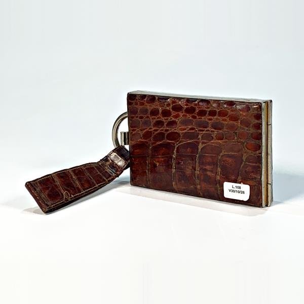 Petaca Rectangular Forrada en Cuero de Lagarto con Tapa Abatible