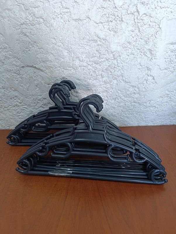 Perchas negras de metal negro