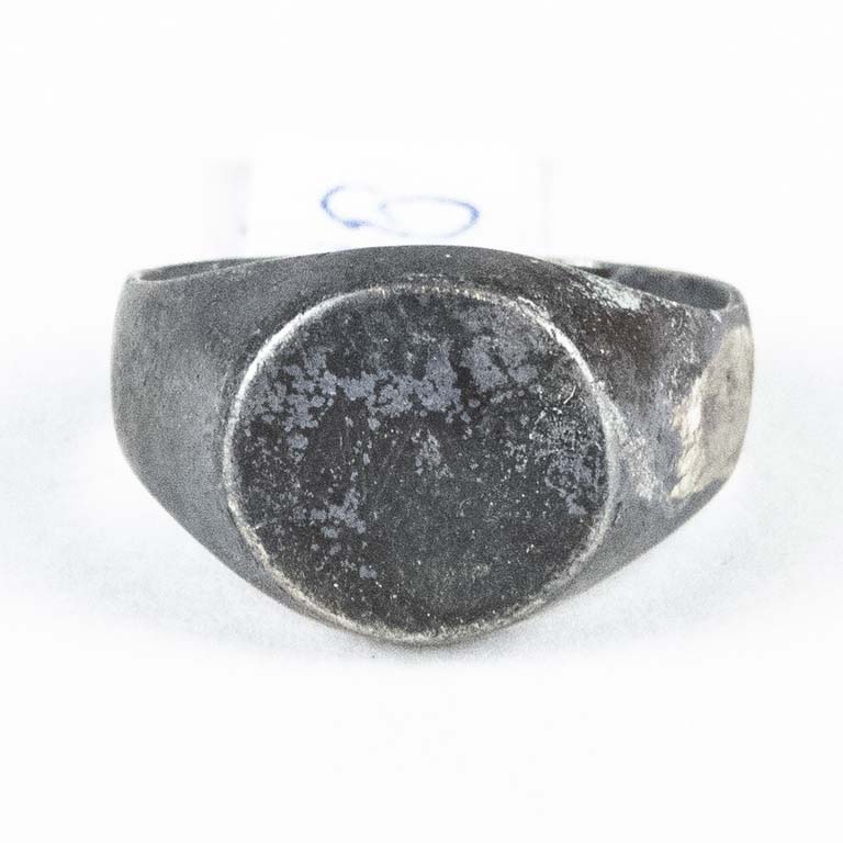 Lote siguiente: Anillo de plata en excelente condición