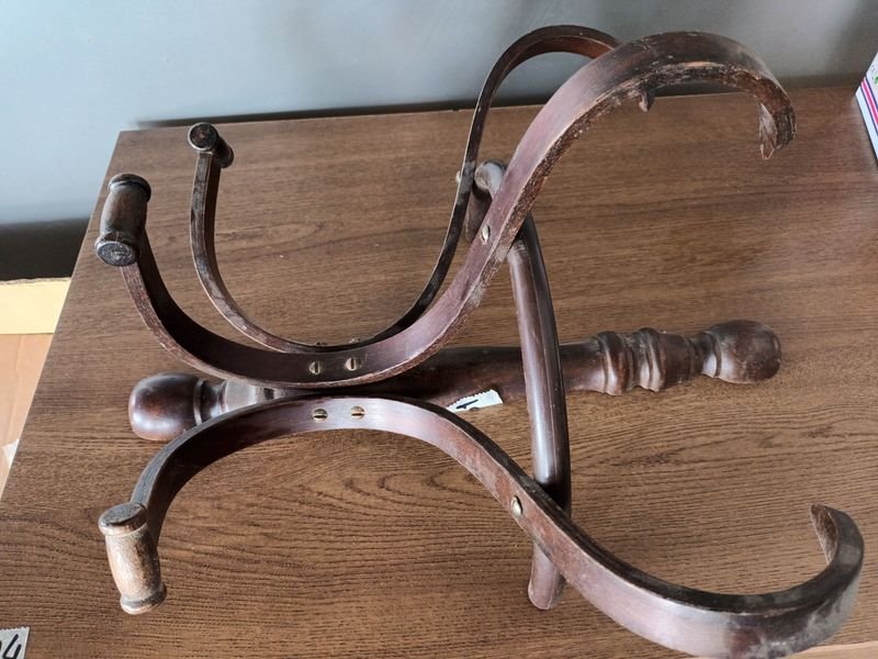 Lote siguiente: Perchero de madera antiguo con diseño ornamentado