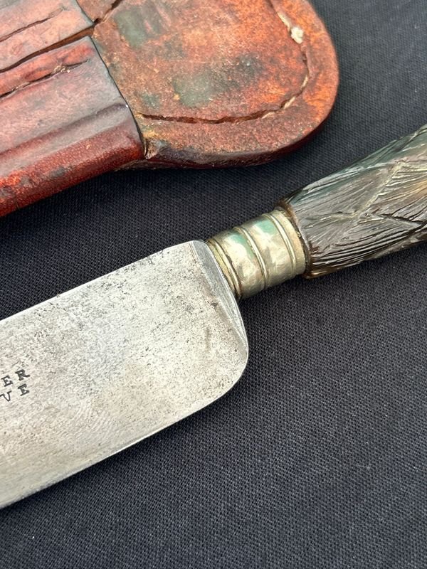 Cuchillo verijero inglés de época con tallado en guampa - imagen 2