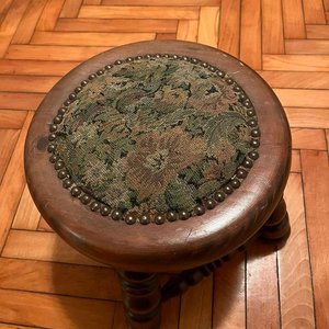 Banquito de Madera Tapizado con Diseño Floral - imagen 3