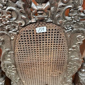 Lote siguiente: Juego de 2 Sillones Antiguos de Madera Tallada con Esterilla