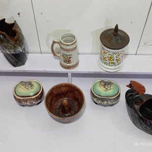 Lote de 7 piezas de cerámica: florero, jarra, galletero, recipientes, budinera y cisne decorativo - imagen 6