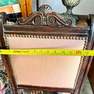 Par de Sillas Francesas Antiguas de Madera Tallada con Tapizado Salmón y Tachas - imagen 6