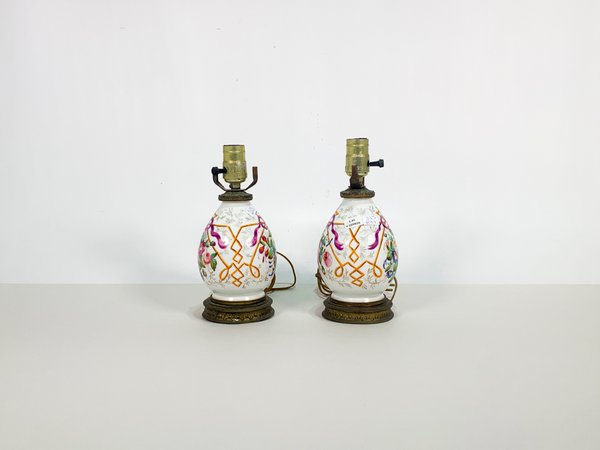 Lote anterior: Dos vajillas de porcelana blanca con decoración floral