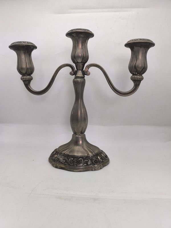Candilero de tres brazos en peltre con relieve floral - imagen 1