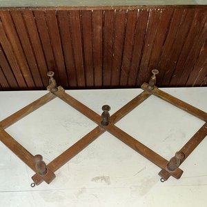Lote de 2 Percheros: Uno Blanco Plegable y Otro de Madera Extensible - imagen 2