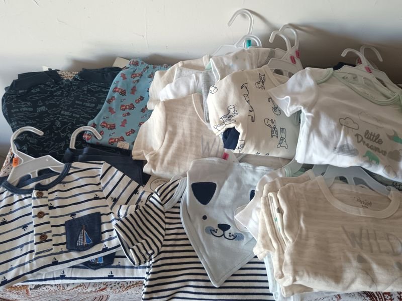 Lote siguiente: Ropa para bebés y niños, variedad de tallas y colores