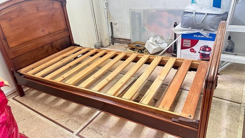 Cama antigua de madera con detalles - imagen 8