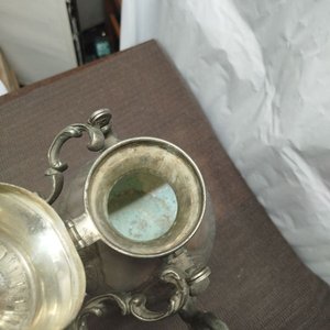 Tetera Antigua de Alpaca con Soporte y Detalles Ornamentales - imagen 4