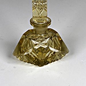 Lote anterior: Perfumero de Cristal Tallado Amarillo con Tapón - Altura 14 cm