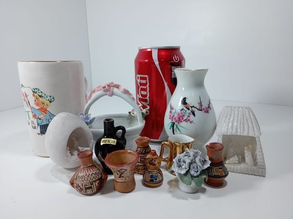 Lote Variado: Jarra Blanca con Dibujo, Miniaturas Cerámicas y Más - imagen 1
