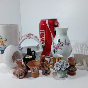 Lote anterior: Lote Variado: Jarra Blanca con Dibujo, Miniaturas Cerámicas y Más