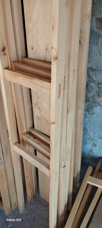 Estantería en madera con escalera y tablones - imagen 2