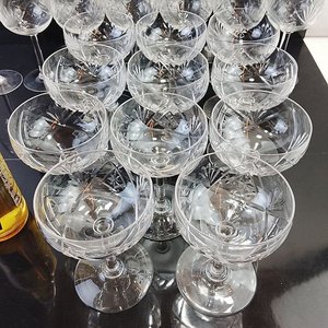 L 094 - Conjunto de copas de licor y de vino de vidrio tallado con diferentes motivos, ideales para vestir una mesa importante (Buen Estado) - imagen 12