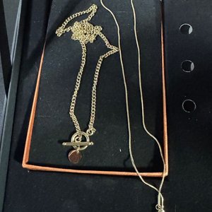 Collar Dorado con Dije Circular y Cierre T, Estilo Moderno - imagen 2