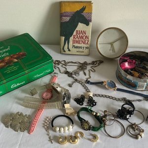 Lote de bijouterie, relojes, libro y varios - imagen 3