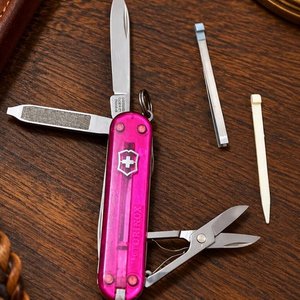 Navaja Suiza Victorinox Multifunción Rosa Translúcida - imagen 2