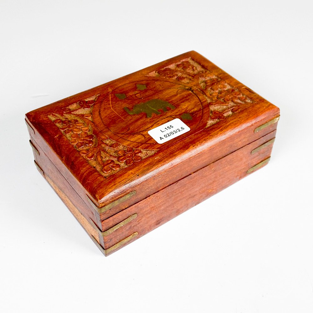 Lote siguiente: Caja de madera y bronce con elefante