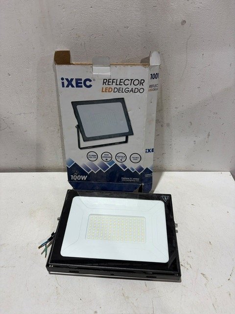 Reflector LED Delgado 100W IXEC Sin Uso