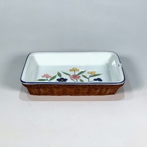 Fuente Rectangular de Losa Blanca con Flores y Soporte de Ratán - imagen 1