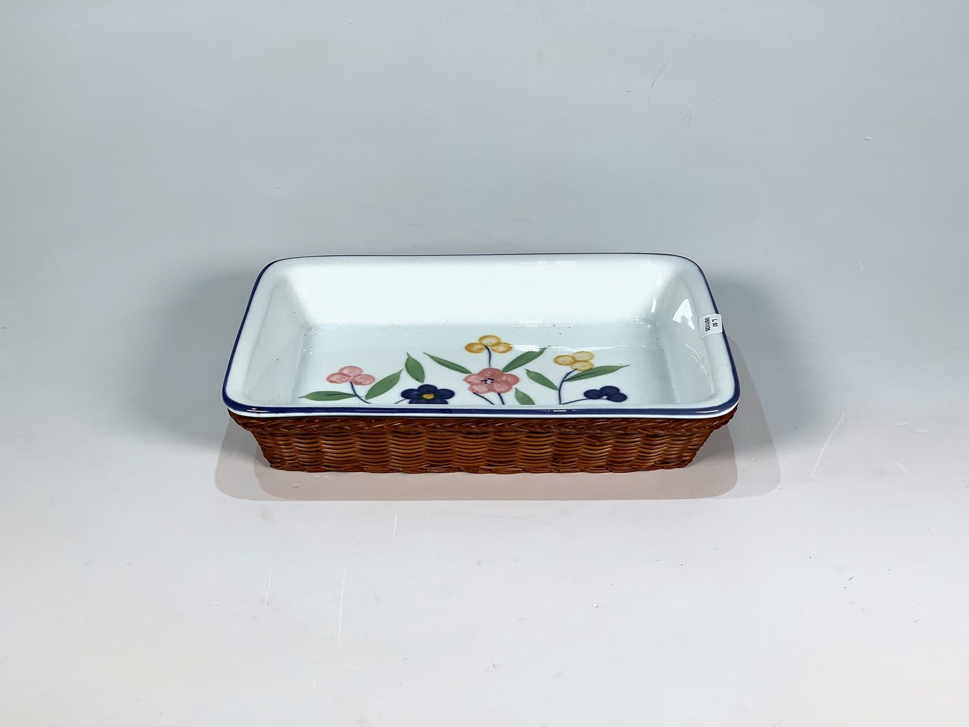 Fuente Rectangular de Losa Blanca con Flores y Soporte de Ratán
