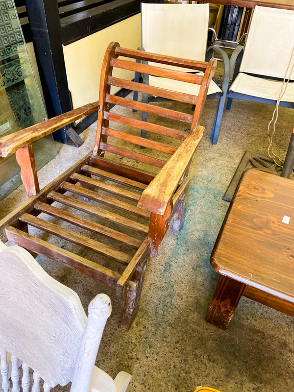 Sillón de madera estilo reclinable y mesa auxiliar con banquetas - imagen 1
