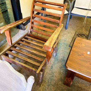 Sillón de madera estilo reclinable y mesa auxiliar con banquetas - imagen 1