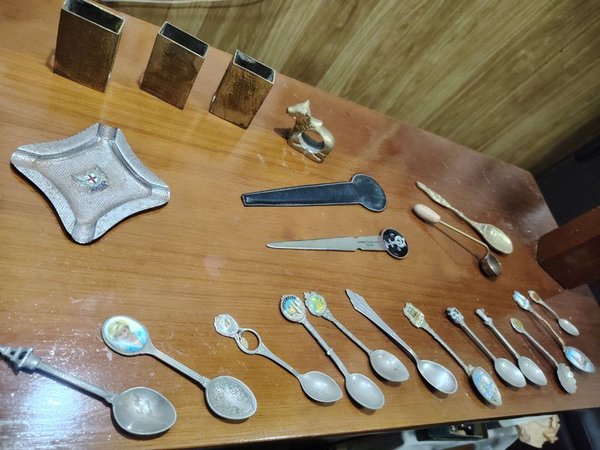 Colección de utensilios de plata y metales preciosos