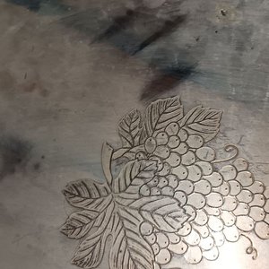 Bandeja Ovalada de Metal con Asas Doradas y Diseño de Uvas - imagen 6