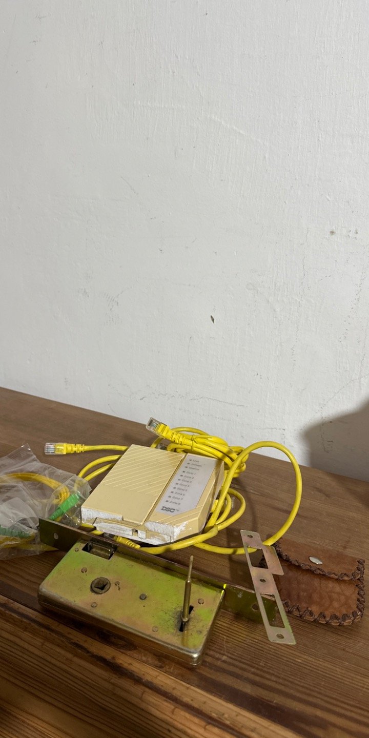 Lote anterior: Cerradura y más - Equipo electrónico con cable Ethernet