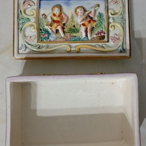 Cofre de Porcelana Capodimonte con Querubines y Detalles Dorados - imagen 6