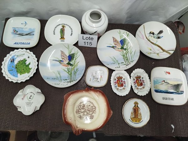 Lote de 13 Platos Decorativos y Florero Vintage