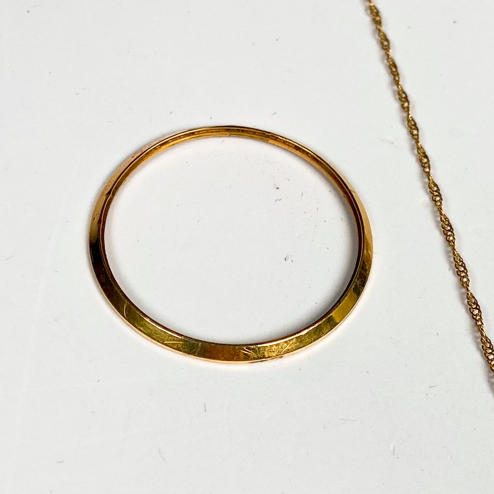 Cadena de oro con accesorios y moneda - imagen 3