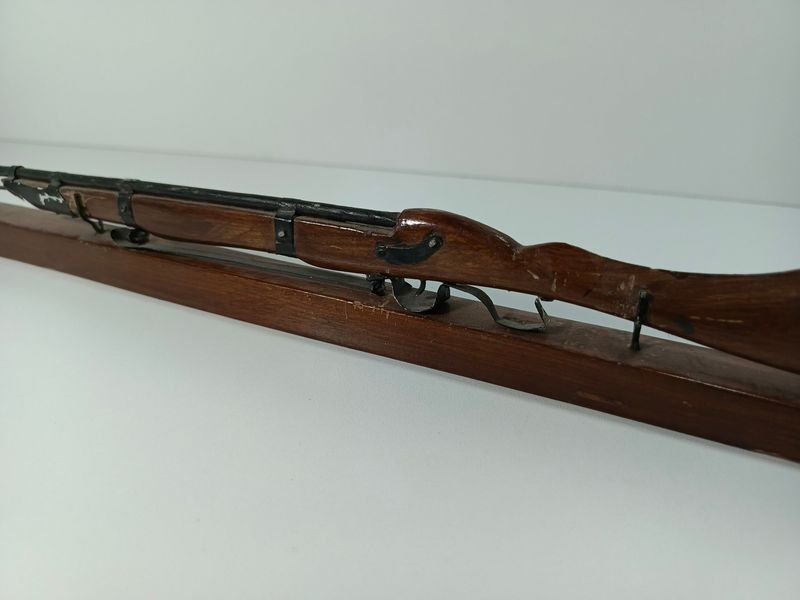 Réplica de rifle Mauser grabado CUBA en madera y metal - imagen 4
