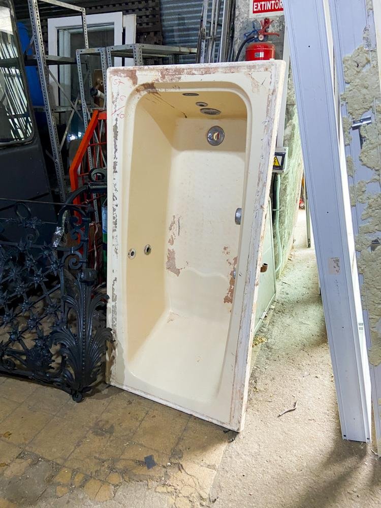 Una bañera de fibra color beige