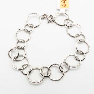 Lote siguiente: Pulsera de Plata 925 con Diseño de Aros y Detalle Texturizado