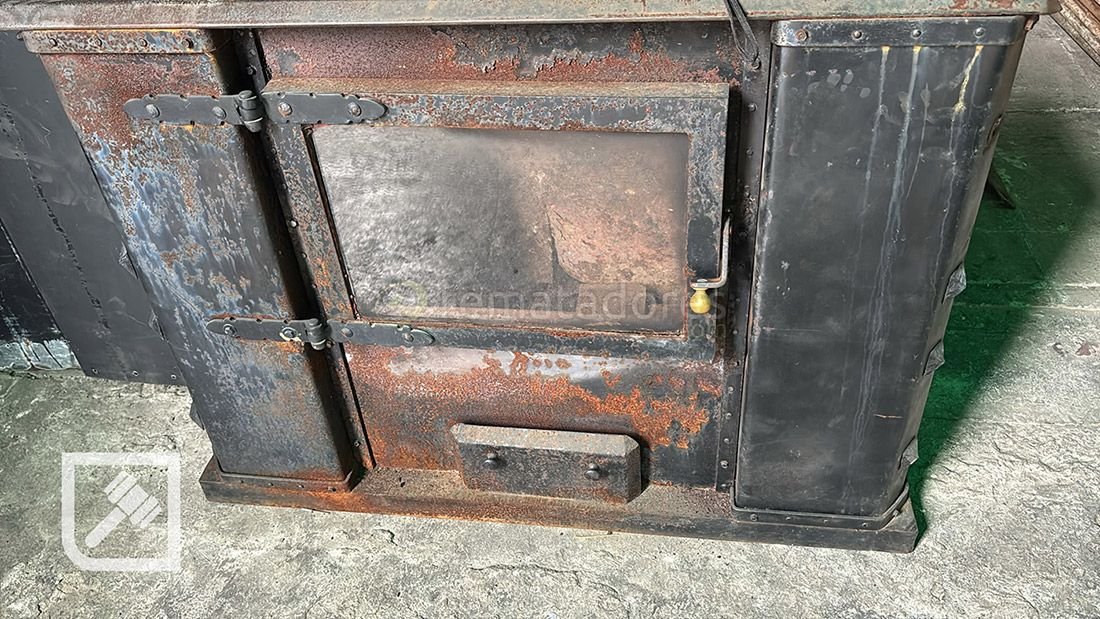 Estufa Antigua de Hierro con Puerta de Vidrio y Ventanas