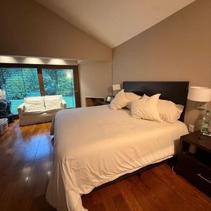 Juego de Dormitorio de Madera: Respaldo, Mesas de Luz y Cómoda - imagen 3