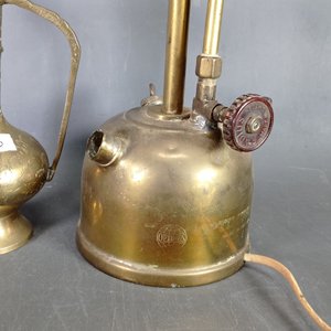 Lote de 2 piezas en bronce: Lámpara Optimus y Tetera decorada - imagen 4