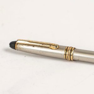 Lapicera Estilo Montblanc Plateada con Detalles Dorados - imagen 2
