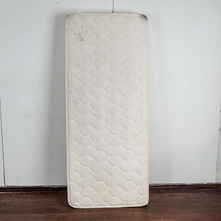 Lote siguiente: Colchon de 1 plaza duciel color blanco con manchas