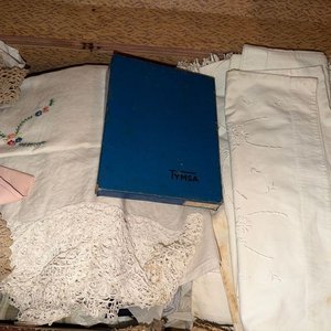 Lote de Manteles y Sábanas Antiguas con Bordados y Encajes - imagen 3