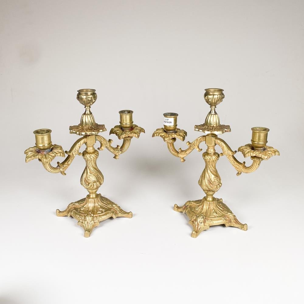 Par de Candelabros de Bronce Estilo Francés, Tres Luces, 24 cm