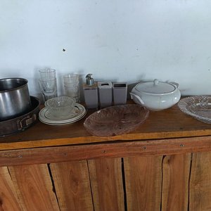 Lote siguiente: Lote de Vajilla y Utensilios de Cocina: Tortera, Sopera, Fuentes y Vasos