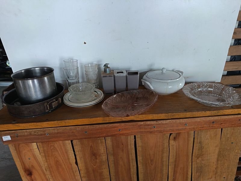 Lote de Vajilla y Utensilios de Cocina: Tortera, Sopera, Fuentes y Vasos