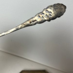 Dulcera Antigua de Vidrio Esmerilado y Metal Repujado con Pala - imagen 9