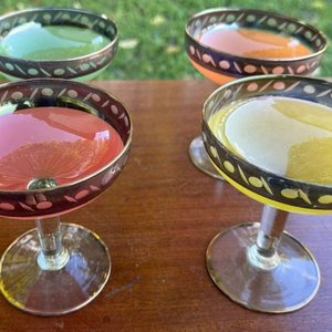 4 copas en cristal de colores con bordes dorados - imagen 2