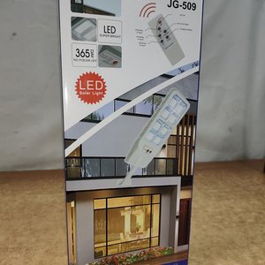 Foco LED Solar Exterior Grande 300W con Sensor y Control Remoto, Nuevo en Caja - imagen 4